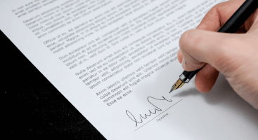 personne signant un document officiel